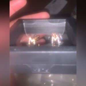 I am selling cold M wear rings with diamond studs on them.